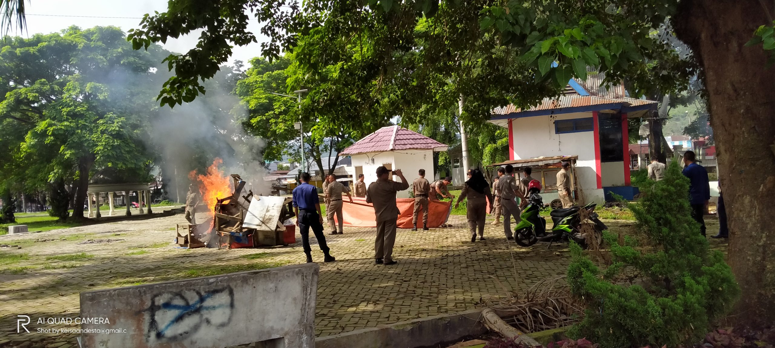 Sterilkan Taman Santoso, Satpol PP Bakar Gerobak Bekas Pedagang