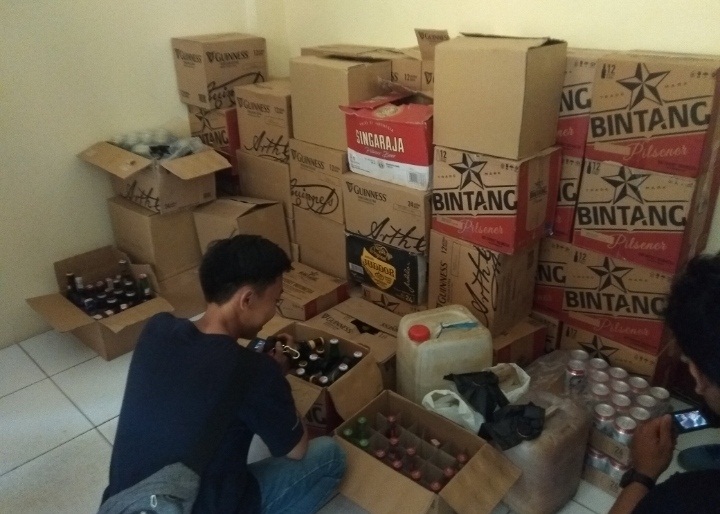 Polisi Sita Ratusan Botol Miras dan 450 Liter Tuak