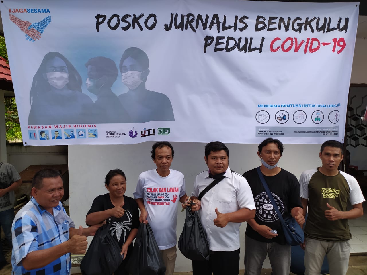 Jurnalis Muda Bengkulu Bagikan Sembako dan APD Tenaga Medis