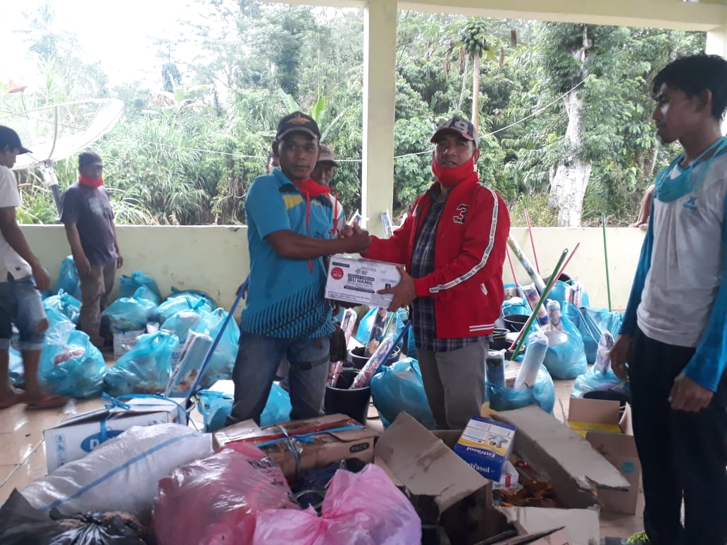 Bersama Edwar Samsi, Pemuda Kabawetan Salurkan Bantuan Korban Banjir di Desa Air Pesi
