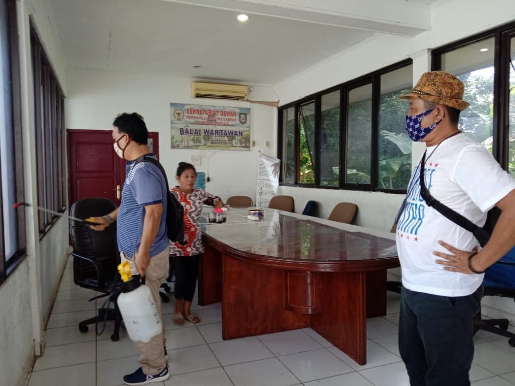 Balai Wartawan DPRD Provinsi Disemprotkan Disinfektan