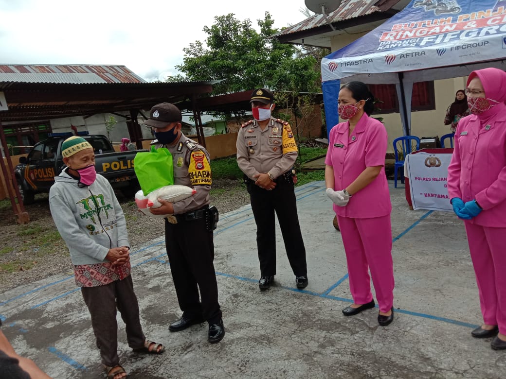 HUT Bhayangkara ke 74, Polres Rejang Lebong Bagi-bagi Sembako