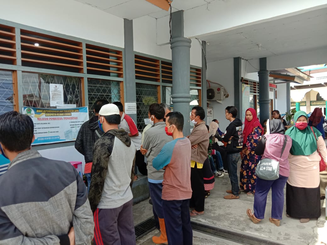 Sudah Zonah Merah, Atrean di Kantor Disdukcapil Tetap Terjadi