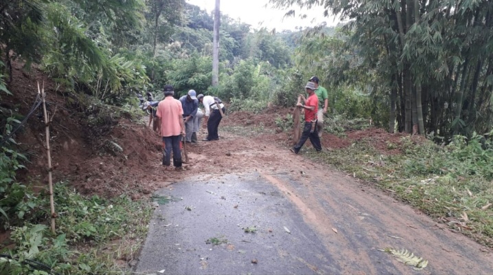 Material Lonsor di Desa Kayu Manis Tutup Badan Jalan