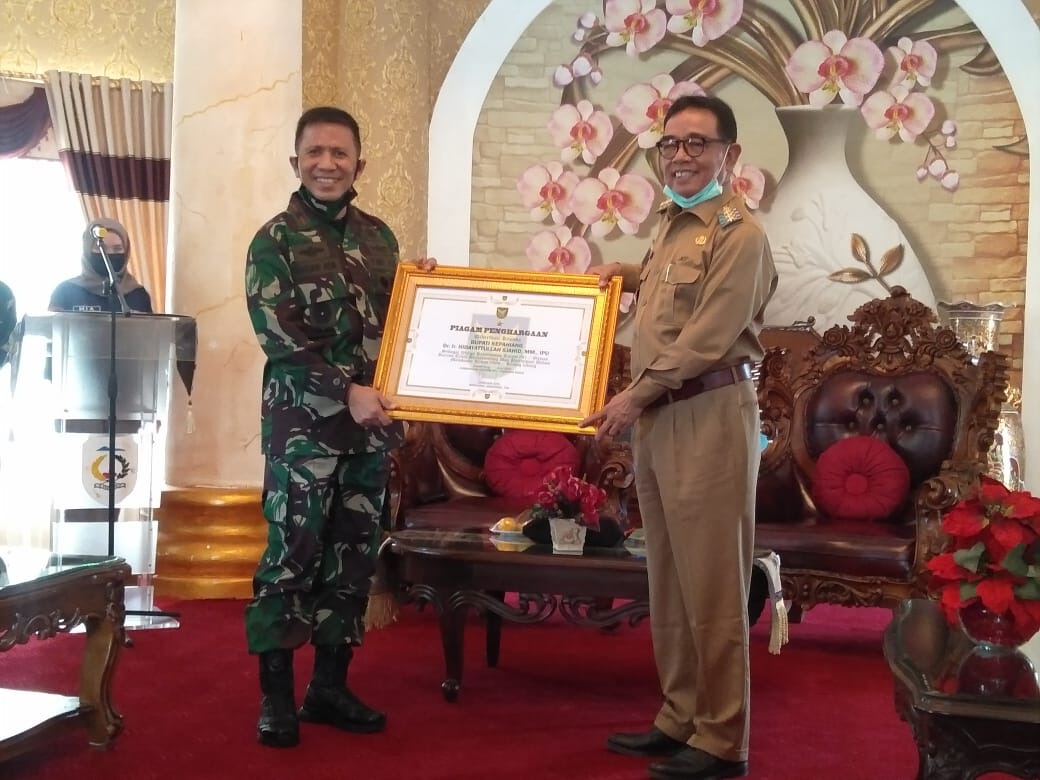 Brigjen TNI Yanuar Adil Beri Penghargaan kepada Bupati Dayat