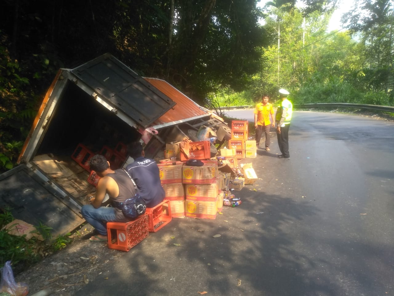 Truk Teh Botol Sosro Terguling di Tebat Monok Kepahiang