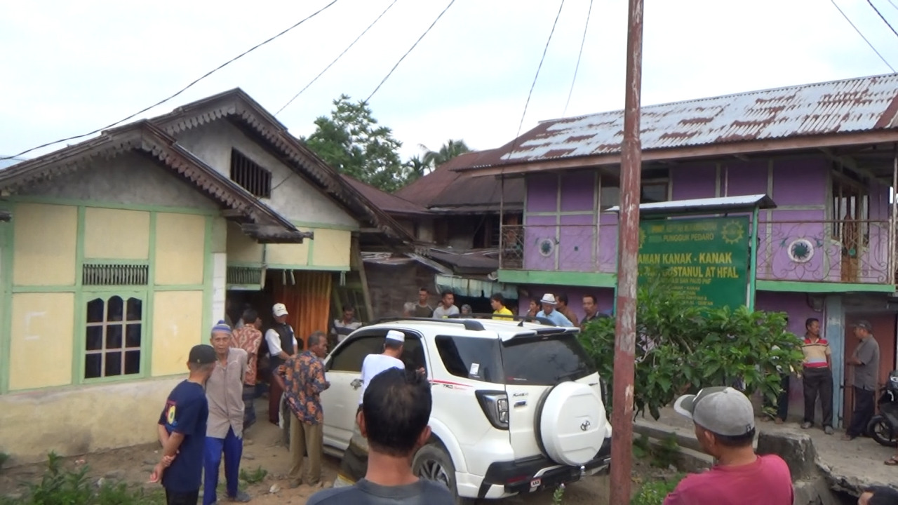 Mobil Rush Tabrak Rumah Warga Hingga Masuk Ruang Tamu