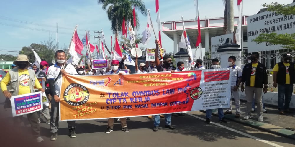 Tolak Omnibus Law, KSPI Demo di Depan Gedung DPRD Provinsi Bengkulu