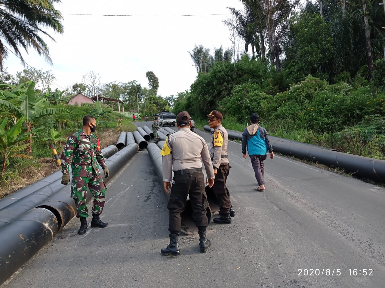 Pengikat Putus, 20 Pipa Besi Proyek Jembatan Berserakan di Jalan