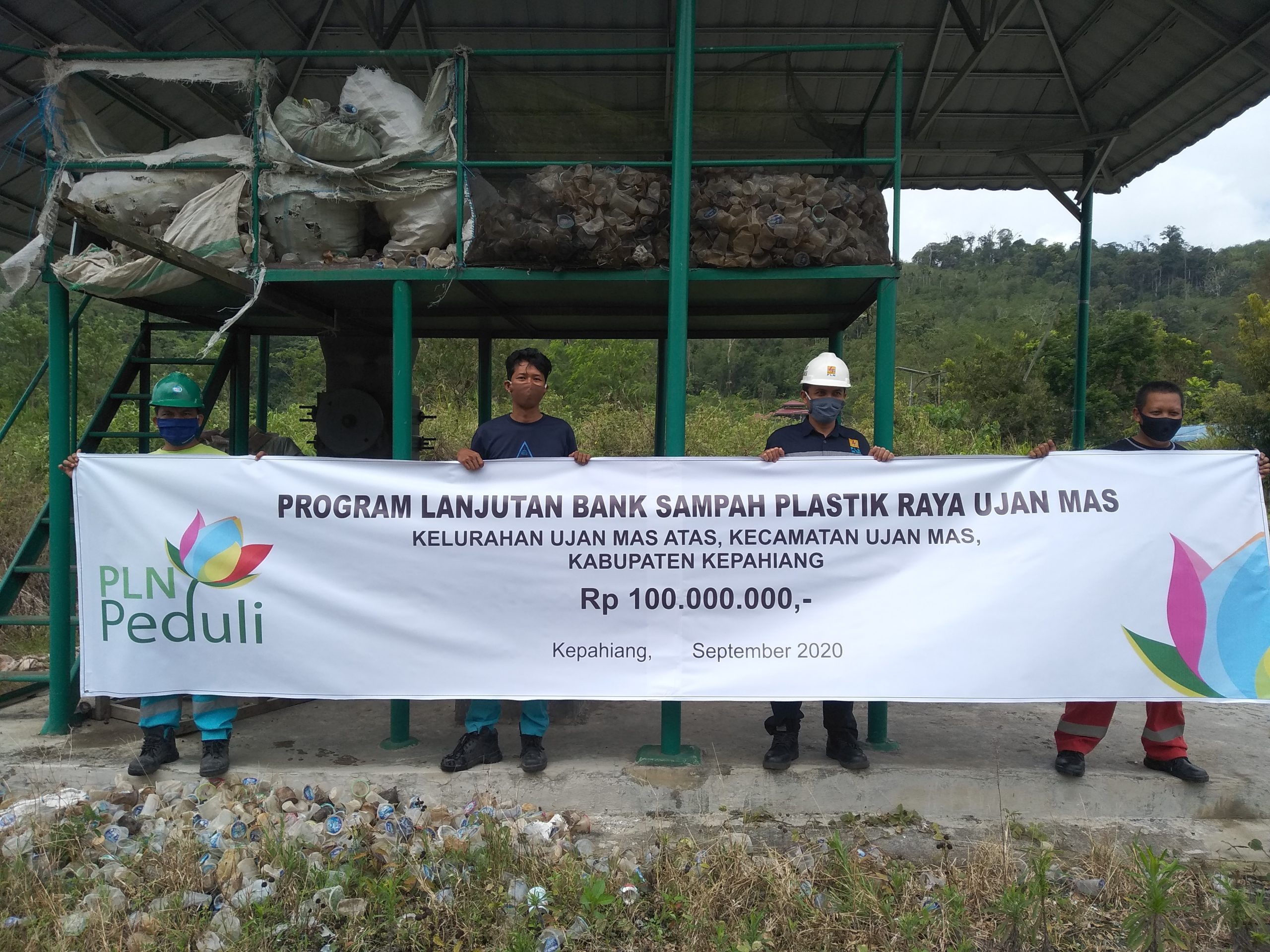 PLTA Musi Serahkan Bantuan Program Lanjutan Bank Sampah Plastik Raya Ujan Mas
