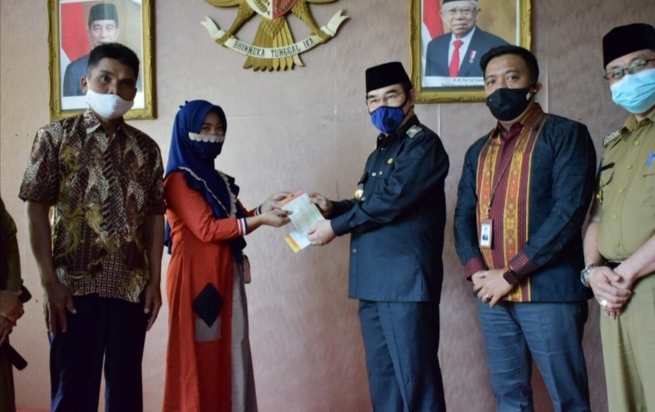 BRI, Disperindagkop Bersama Bupati Serahkan Bantuan UKM