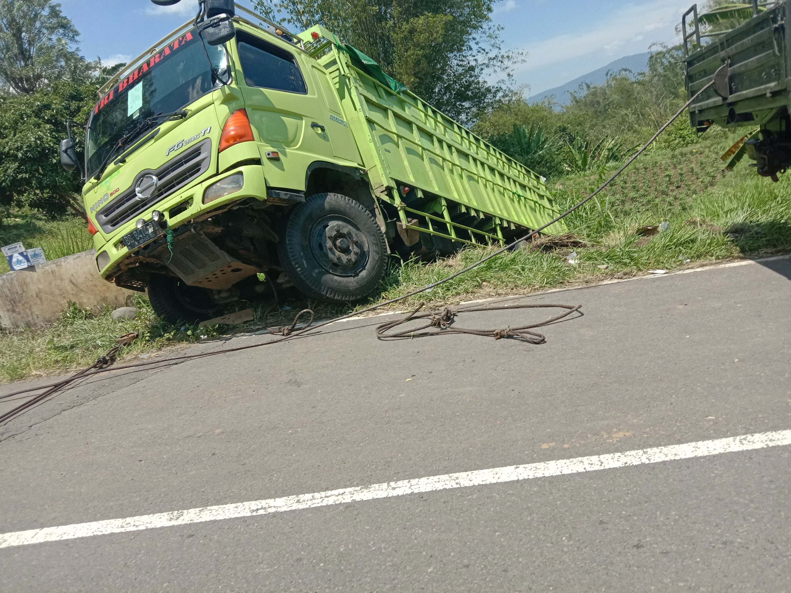 Mobil Bawa Barang Unilever Masuk Jurang