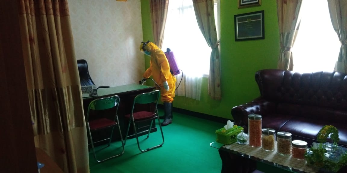 Kemenag Kepahiang Semprot Disinfektan di Seluruh Ruangan Kantor