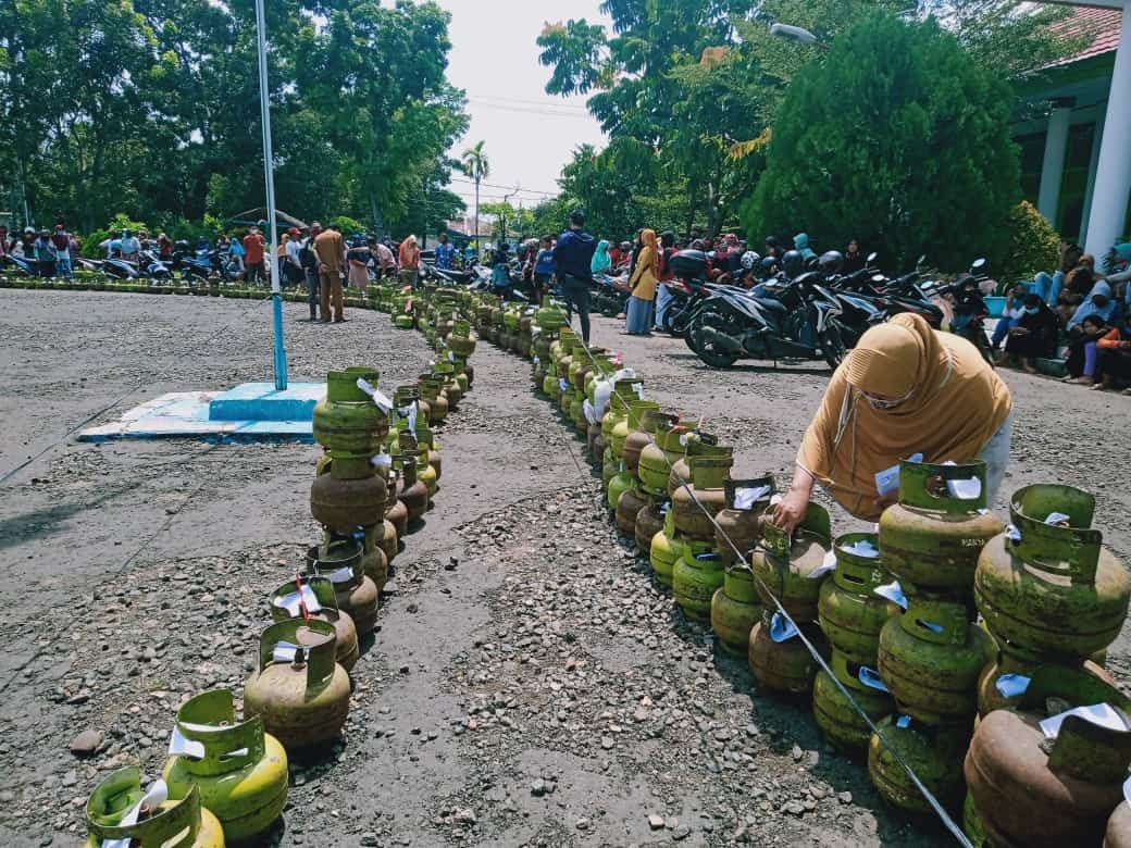 Antrean Gas Elpiji 3 Kilogram di Kota Bengkulu Mengular