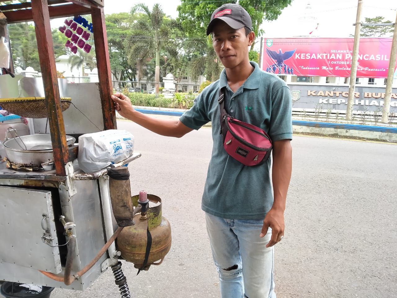 Harga Elpiji Meroket dan Langka, Pedagang Batagor Keliling Menjerit