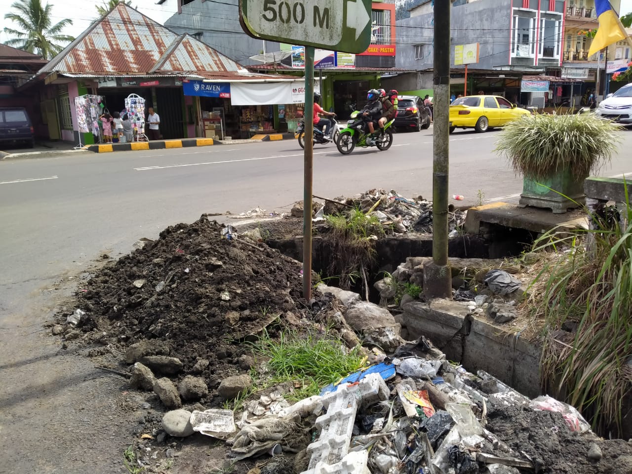 Sadar Kebersihan Masih Minim, Selokan di Pensiunan Belakang Dipenuhi Sampah