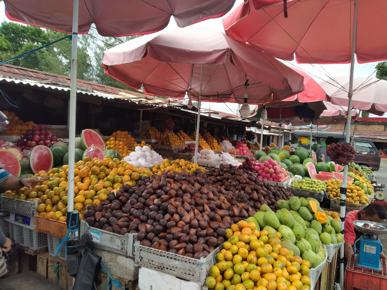 Pedagang Buah di Terminal Pasar Kepahiang Gigit Jari