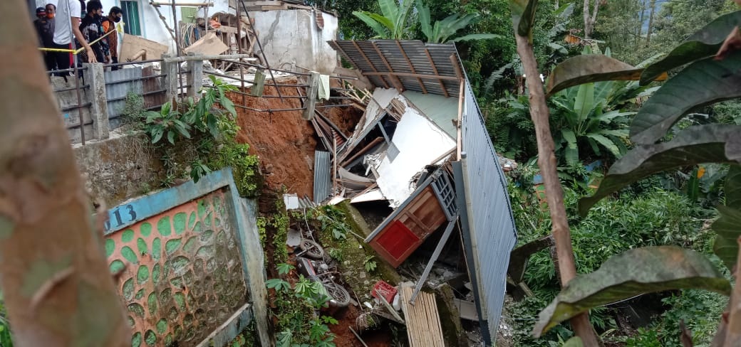 Rumah Pak Guru dan 2 Motor Terjun ke Jurang