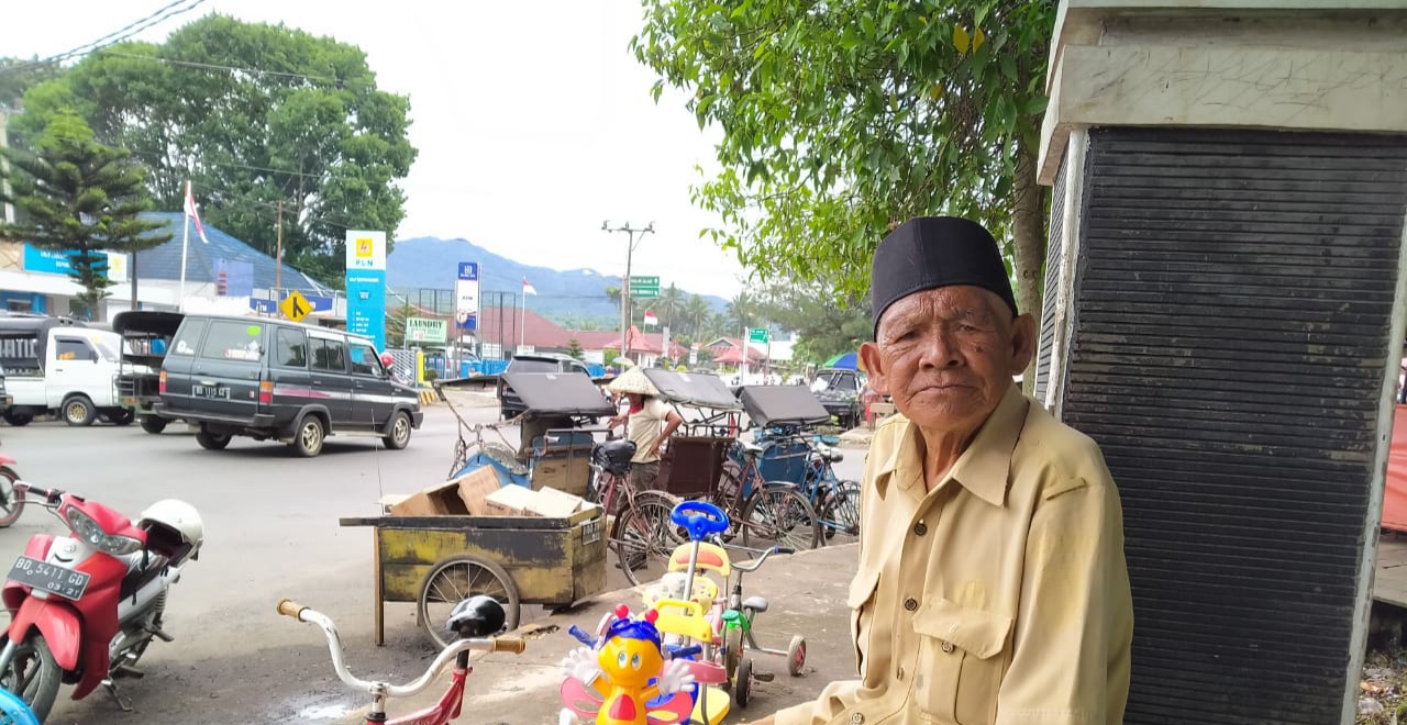 Hidup Sebatang Kara, Pria Kelahiran 1927 Ini Gantungkan Hidupnya Dari Barbek