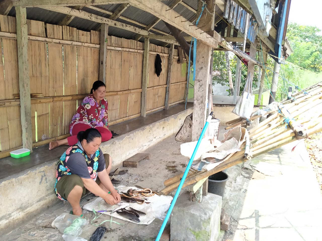 Hujan dan Pandemi, Pedagang Ikan Suro Ilir Makan Makanan Sisa Kemarin