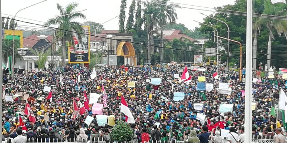 Puluhan Ribu Massa Kepung DPRD Provinsi Bengkulu