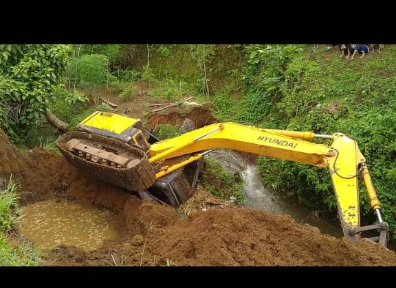 Bangun Pelapis Tebing, Ekskavator Nyaris Nyemplung ke Sungai