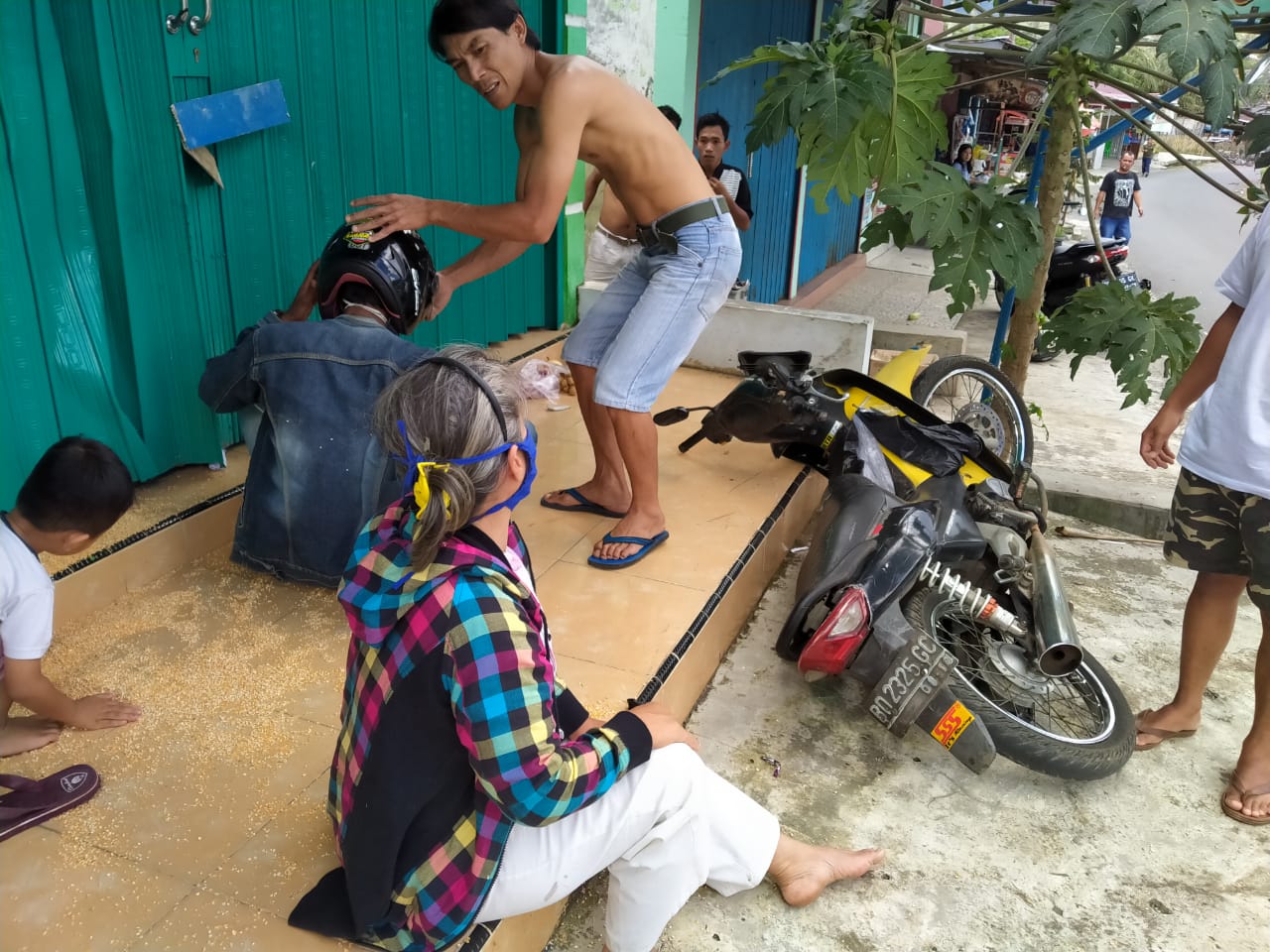 Bawa Penumpang, Tukang Ojek Tabrak Rolling Door Warga