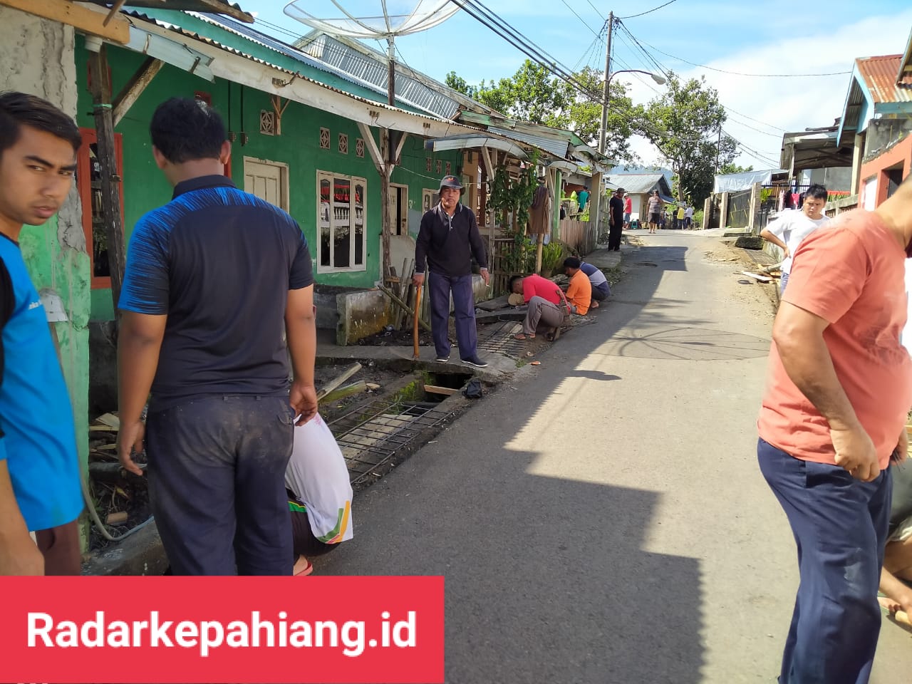 MAN 02 Kepahiang Bantu Warga Gotong Royong Lebarkan Jalan