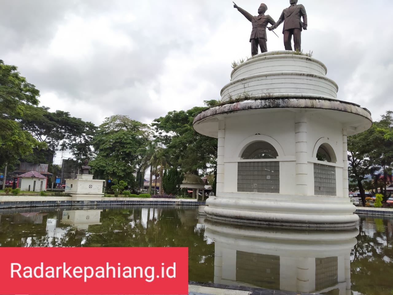 Tidak Terawat, Patung Pahlawan di Taman Santoso Ditumbuhi Rumput Liar