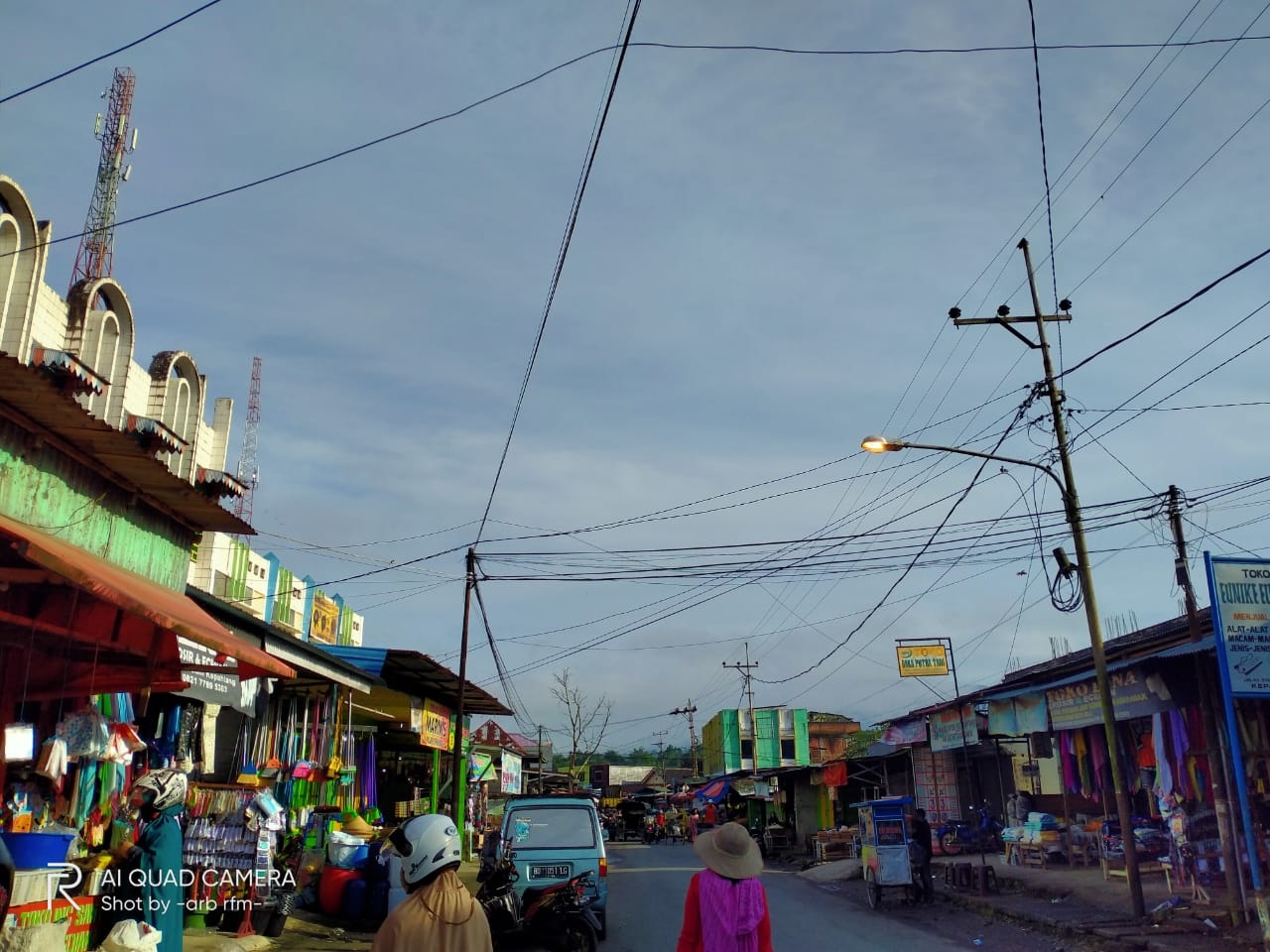 Lampu Jalan di Pasar Masih Dibiarkan Nyala Siang Hari