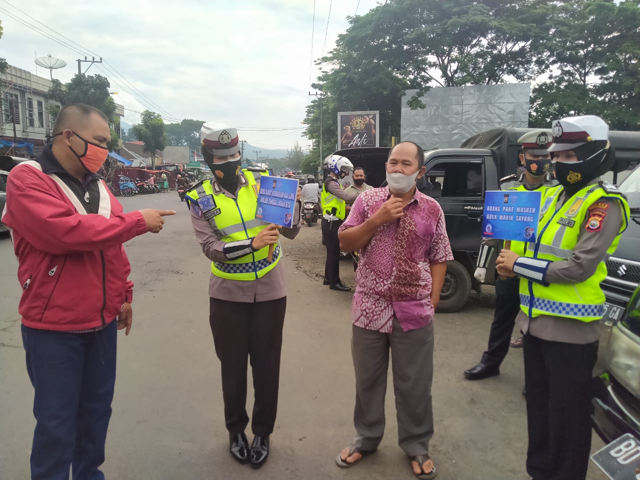 Pelanggar Prokes Dihadiahi Cokelat Jika Berhasil Jawab Pertanyaan Petugas