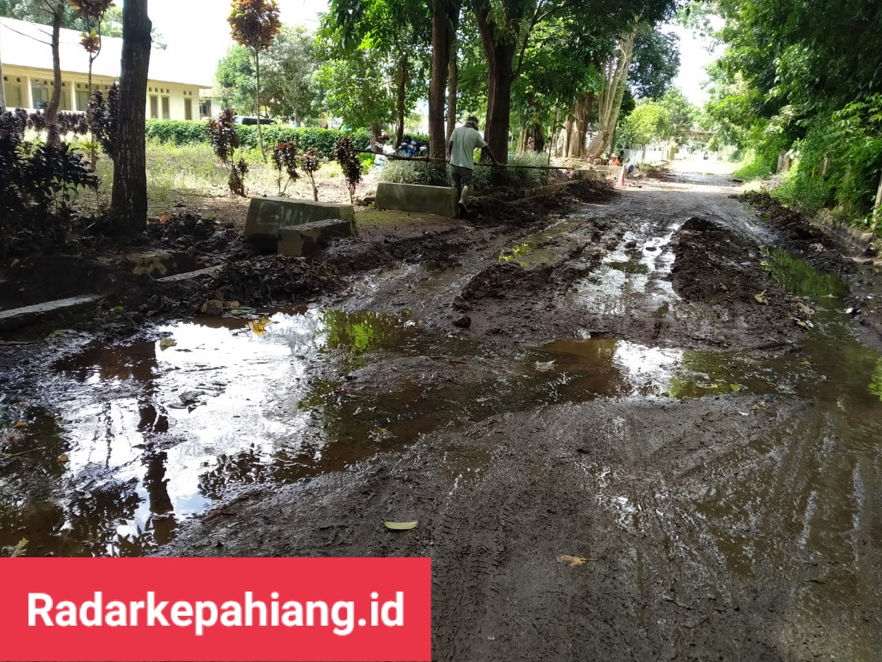 Siring Tersumbat Sampah, Air Genangi Gang SMAN 01 Kepahiang