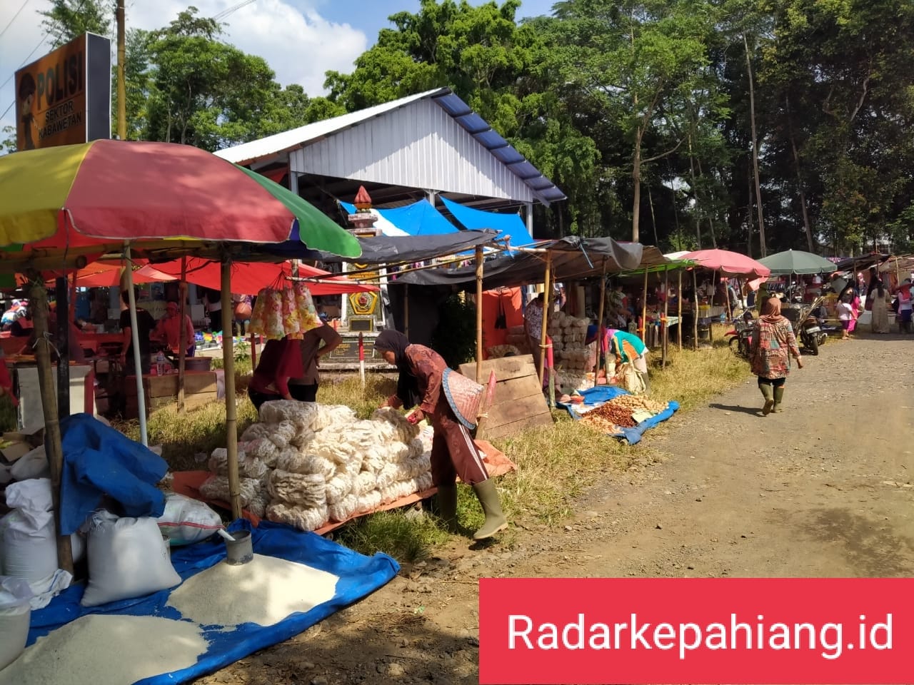 Gajian, Pasar Kabawetan Diserbu Pemetik Teh