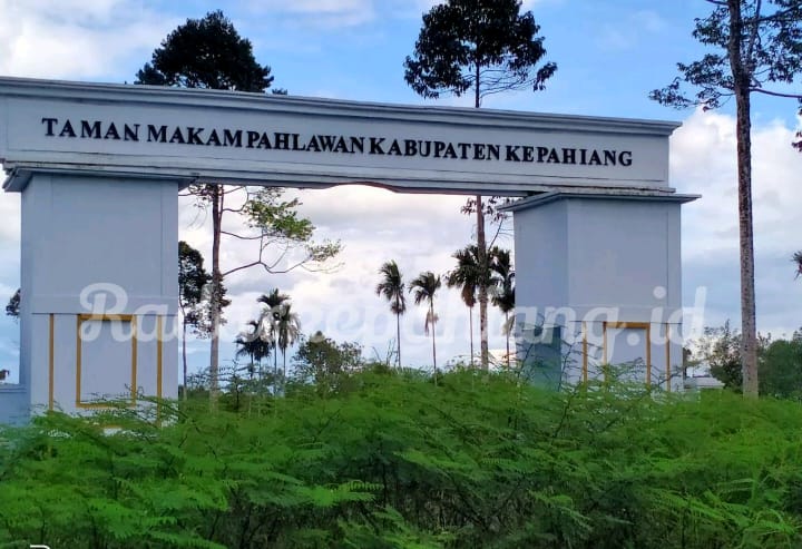 Taman Makam Pahlawan Dipenuhi Semak Belukar