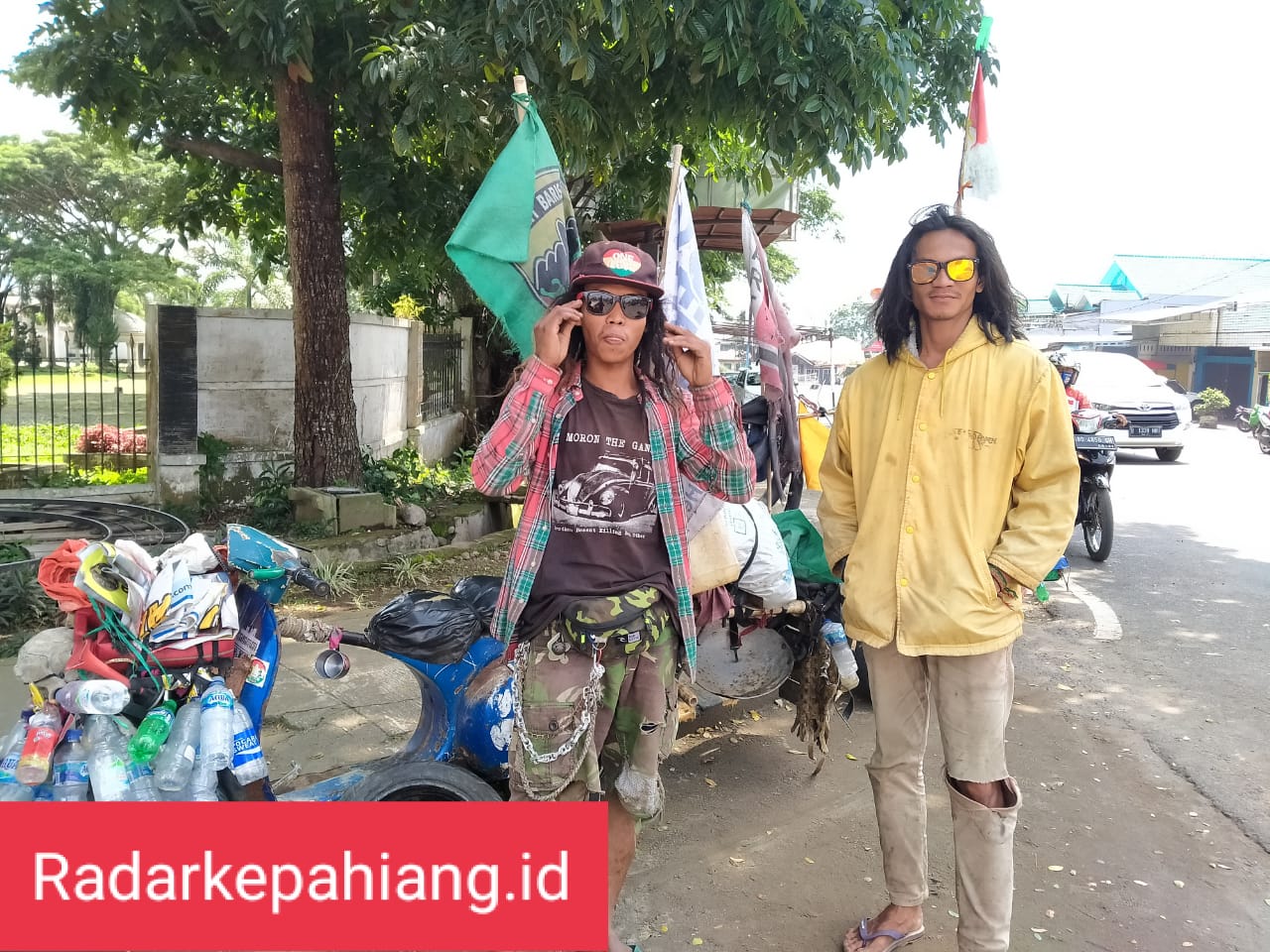 Bermodalkan Rp 500 Ribu Keliling Hingga Sabang, Anak Vespa Serang Istirahat di Tugu Kopi