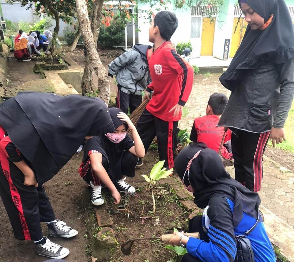 Jum’at Bersih dan Tanam Melati di Lingkungan Sekolah