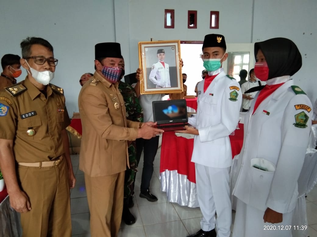 Usai Cuti, Bupati Rosjonsyah Serahkan Reward 10 Paskibra