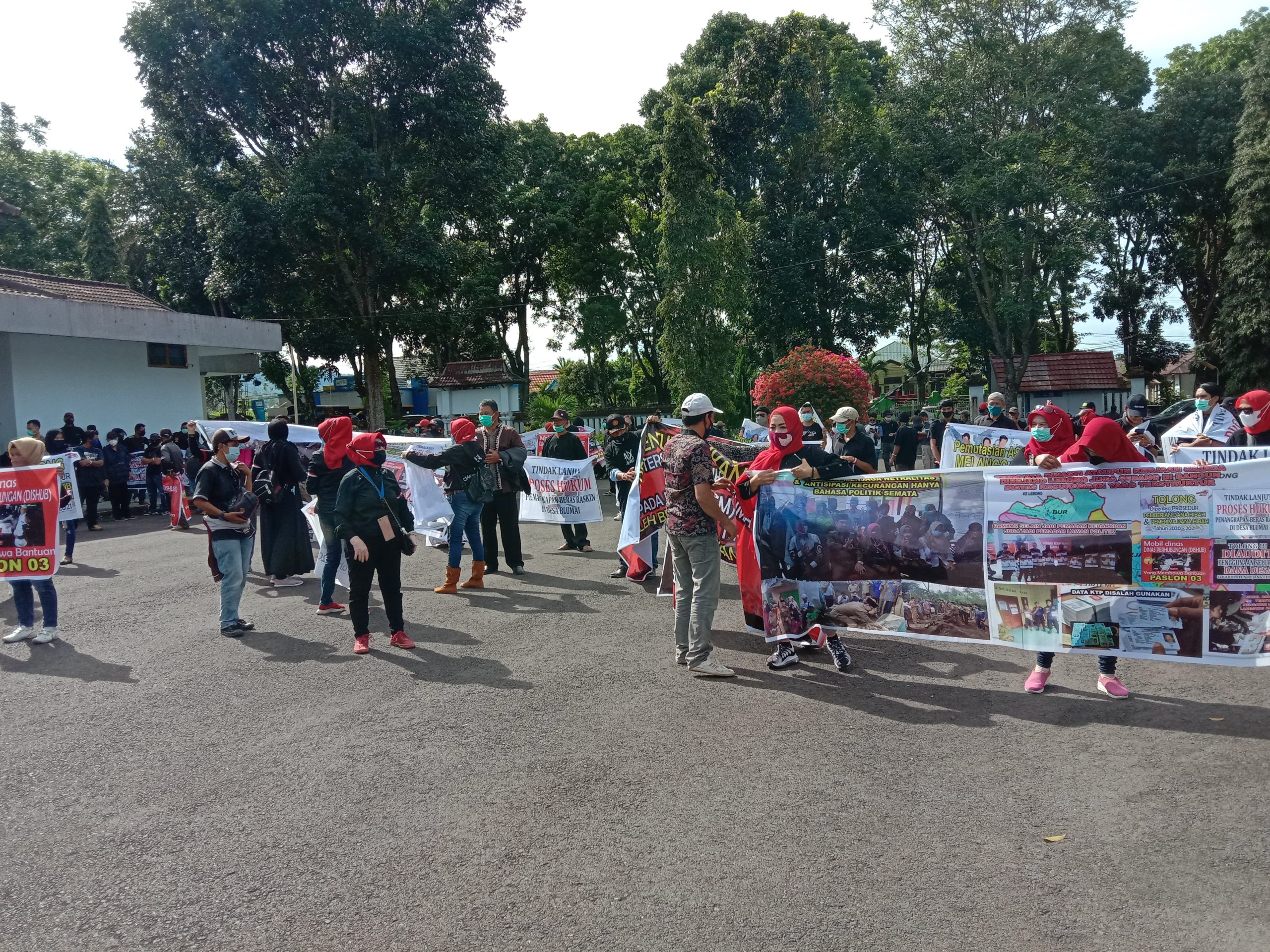 Aksi di Depan Kantor Dewan, Tuntut Hasil Pemilihan Dibatalkan