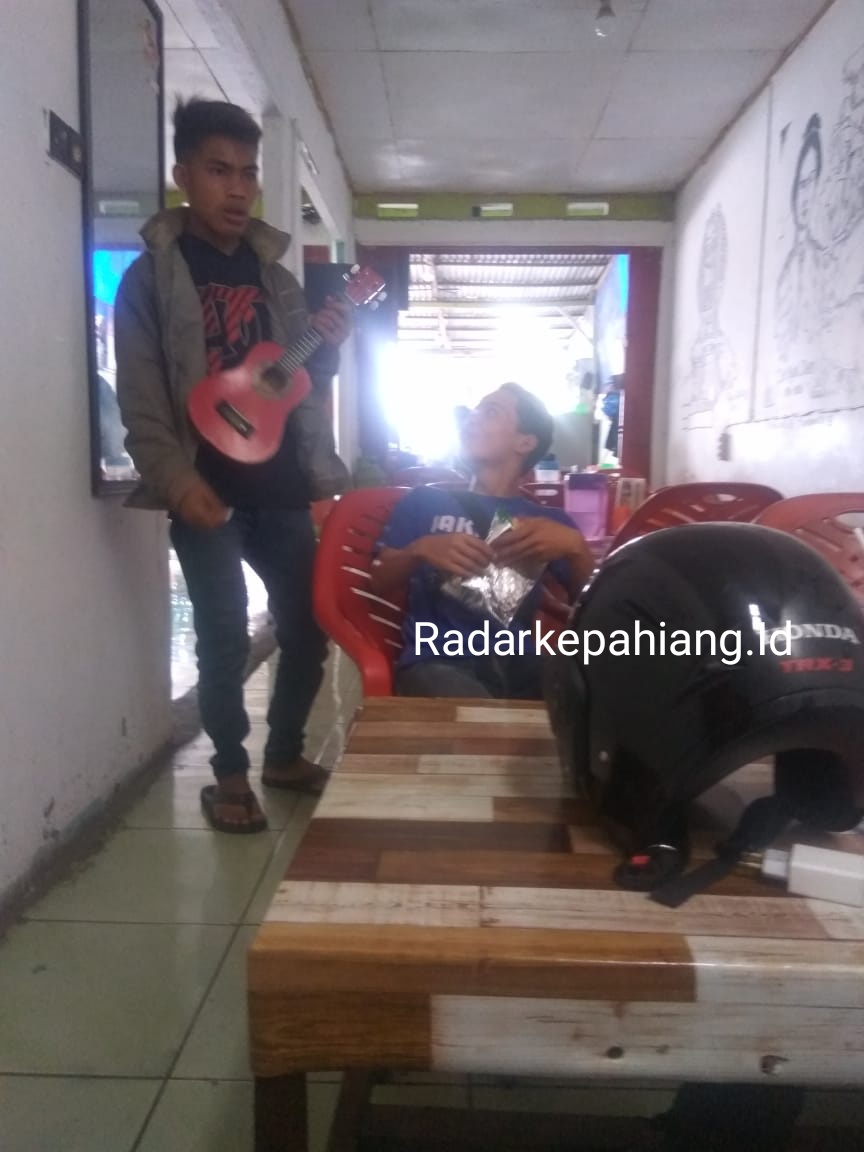 Biaya Tinggi, Dua Pemuda Berhenti Sekolah Pilih Jadi Pengamen