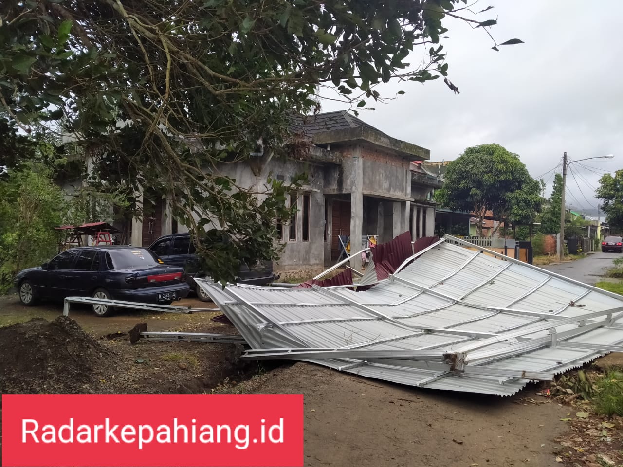 Diterjang Badai, Atap Garasi Mobil dan Kerangka Bangunan Pasar Kepahiang Roboh