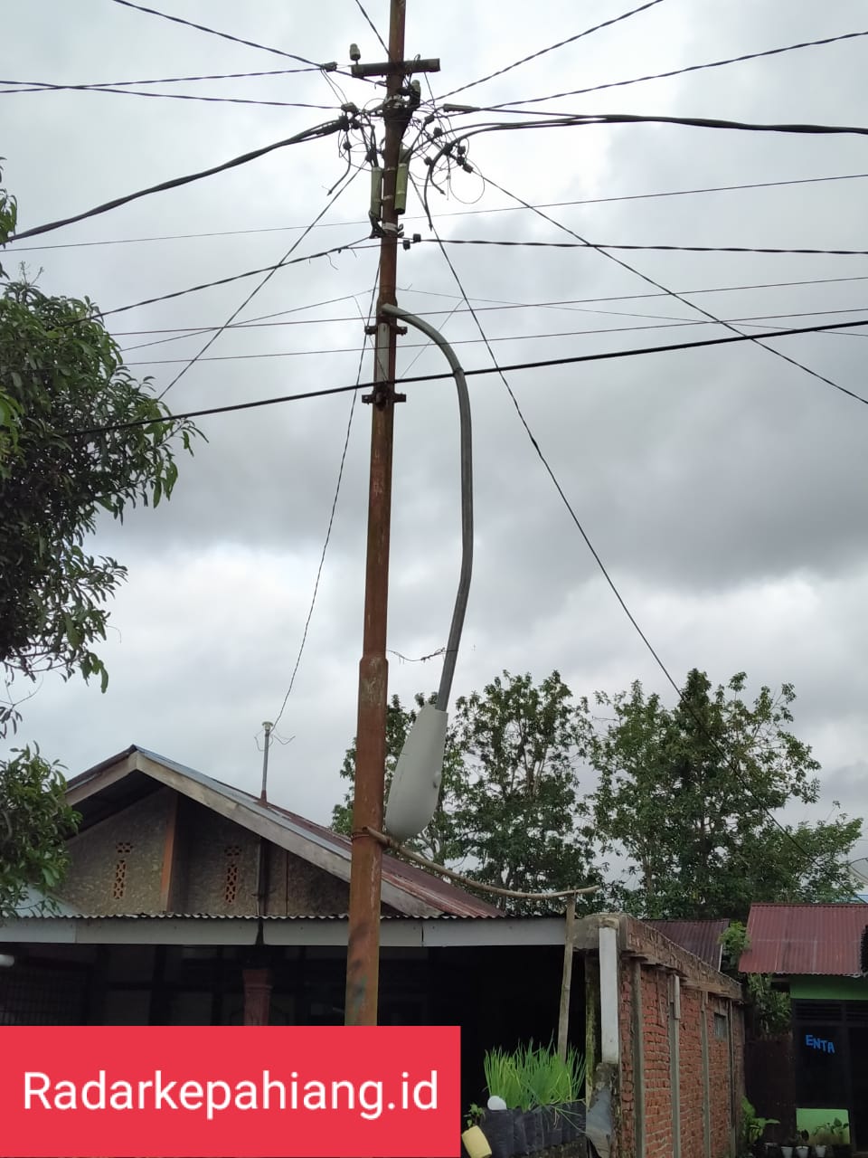 Patah, Lampu Jalan di Sidodadi Membahayakan