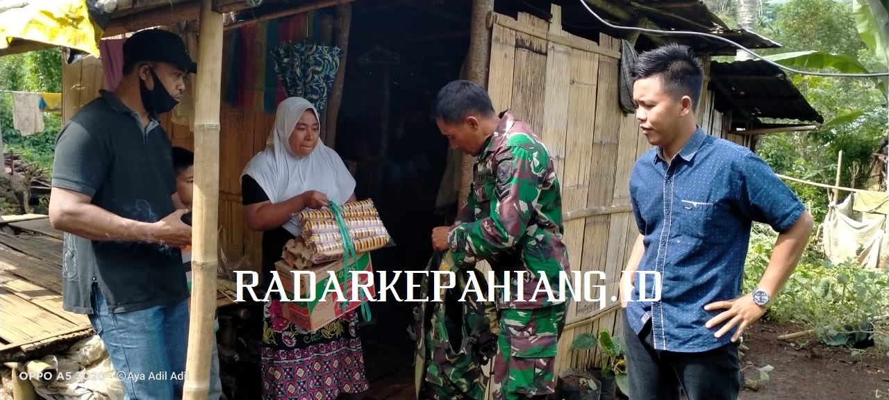 Babinsa Sertu Dewa Beri Bantuan kepada Keluarga Cokro Aminoto