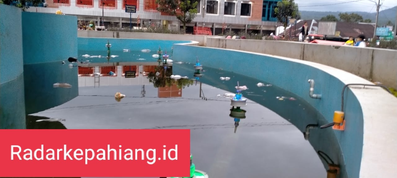 Sampah Mengapung di Kolam dan Berserakan di Kawasan Tugu Kopi