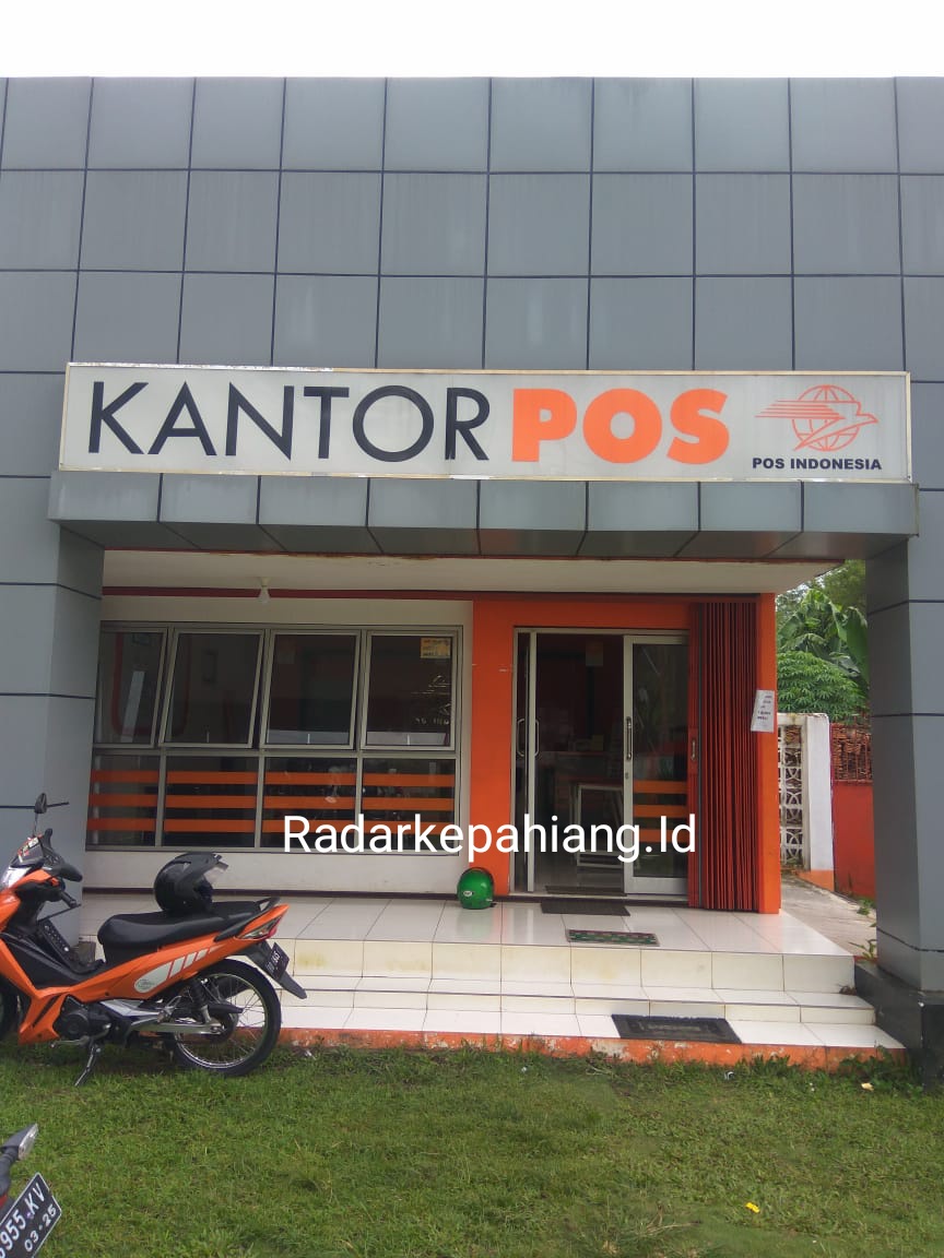 Petugas Kantor Pos Larang Masyarakat Masuk Tanpa Masker