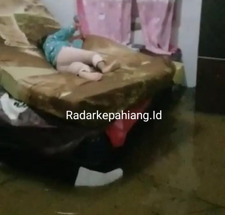 Anak di Perumnas Tebat Rapak Ini Tidur di Atas Kasur Yang Terendam Banjir