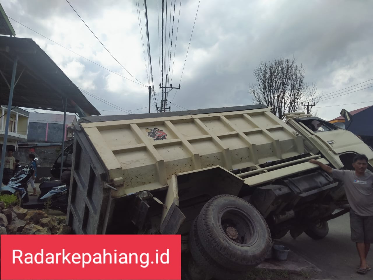 Masuk Lubang, Mobil Truk Terjungkal