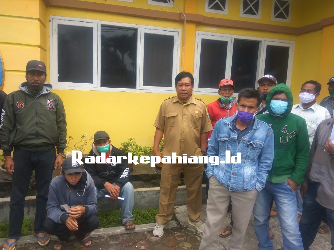 Kades Pernah Ditolak, Ratusan Warga Warung Pojok Datangi Kantor BPN