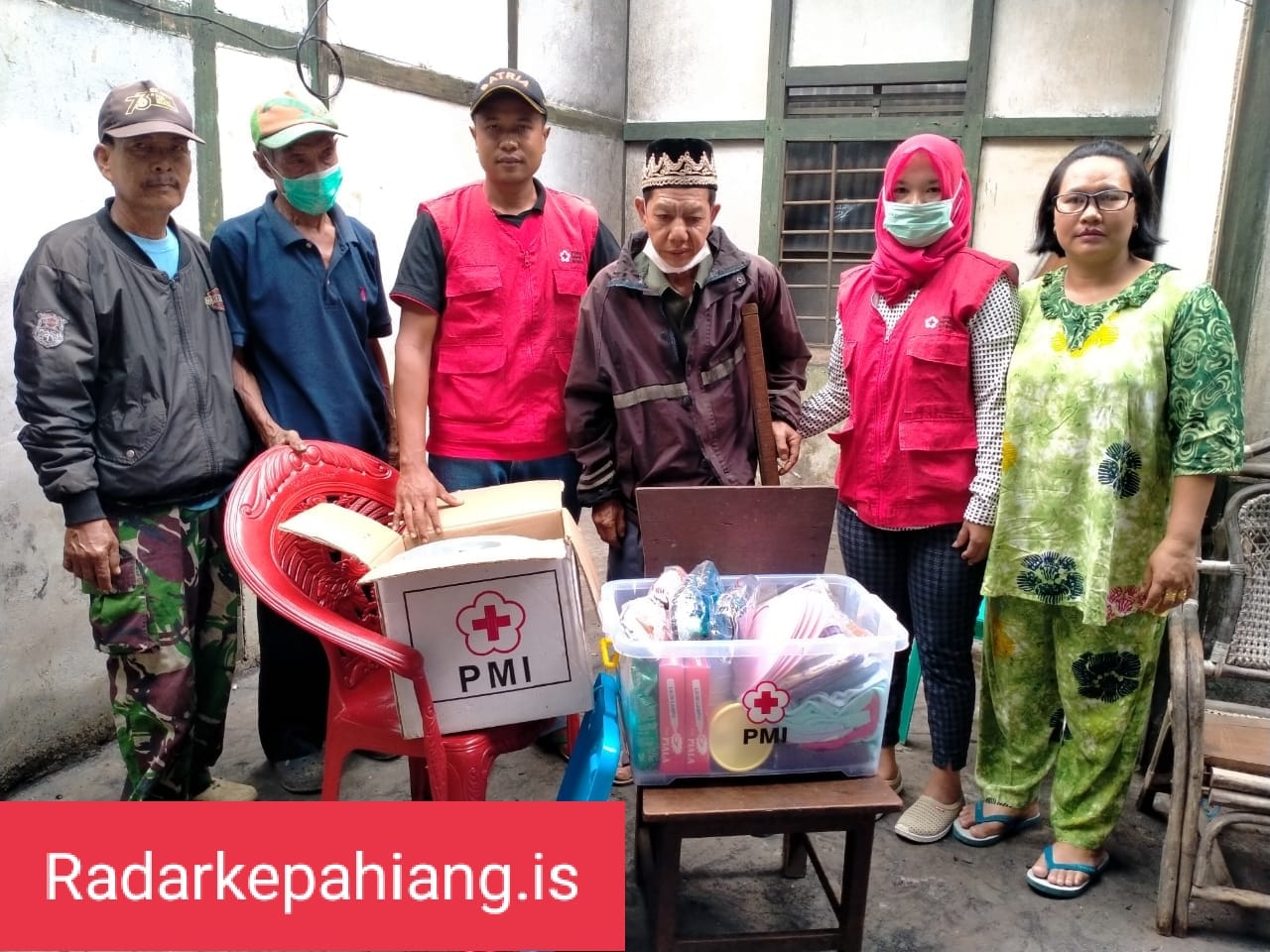 PMI Kepahiang Bantu Keluarga Mukhtar