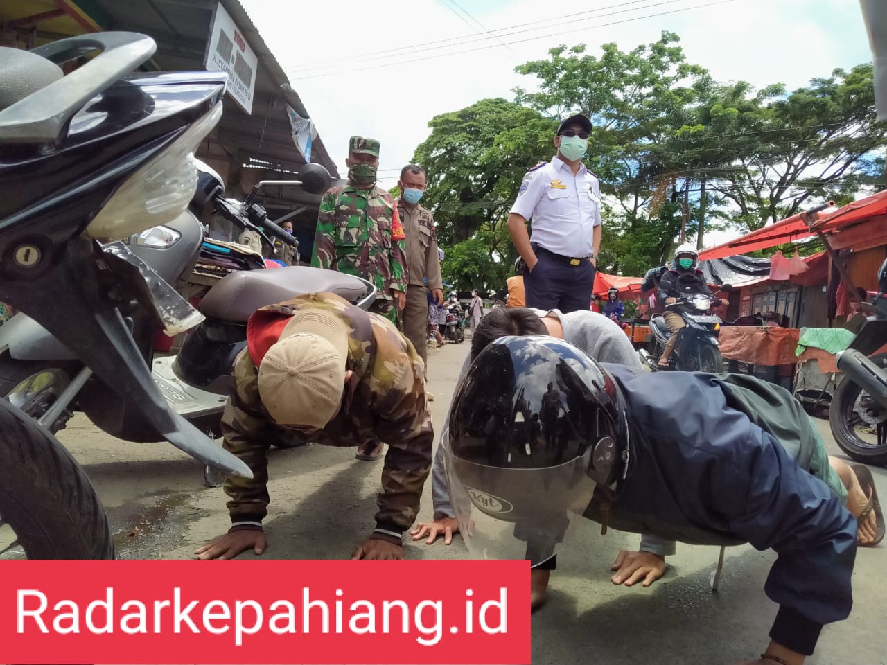 Penertiban Prokes di Pasar, Pelanggar Disanksi Push Up