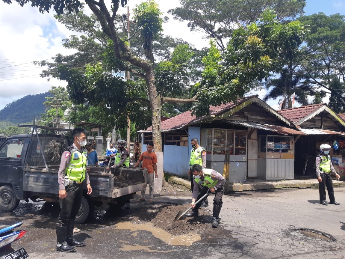 Peduli Keselamatan Pengendara, Satlantas Polres Kepahiang Tambal Jalan Berlubang